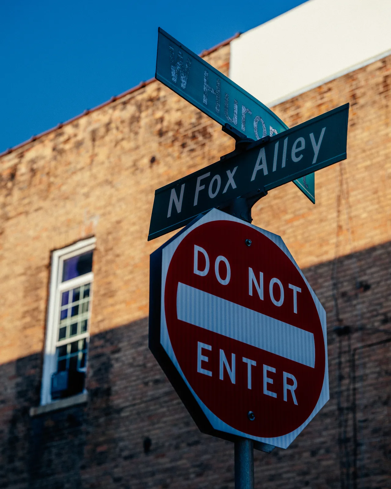 North Fox Alley and North Huron Street signs above a Do Not Enter sign